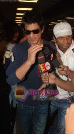 Shahrukh Khan snapped at Mumbai International airport on 16th Nov 2010 (6).JPG